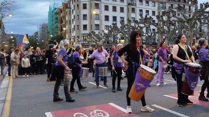 Batukada feministarekin burrunba egiteko ikastaroa antolatu du Sustraitik Gozamenera elkarteak