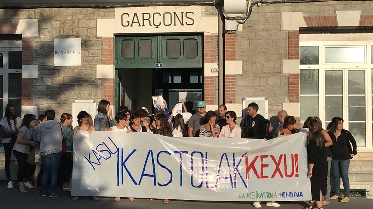 20 irakasle eskatzeko, Hiri Barne eta Irandatzeko eskolak okupatu dituzte 