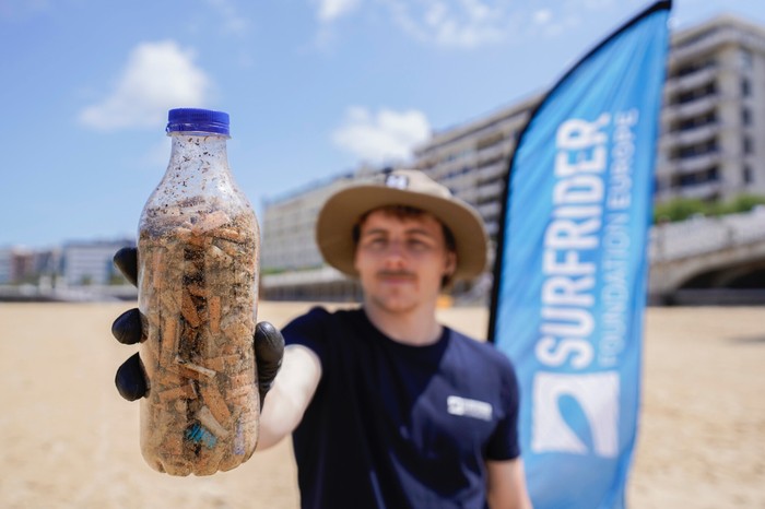 Hondarribian ere zigarrokinak biltzeko deialdia luzatu du Surfrider Fundazioak