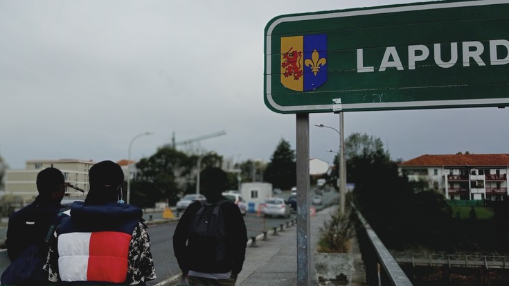 Kontrolak begibistatik kendu dituzten arren, poliziak migratzaileak Lapurdin kontrolatzen dituela salatu du Harrera Sareak