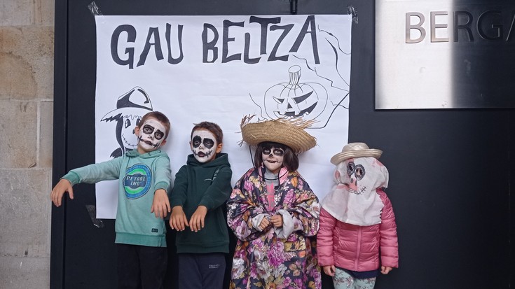 Gau Beltzarekin euskara argitan jarri nahi dute Hondarribian