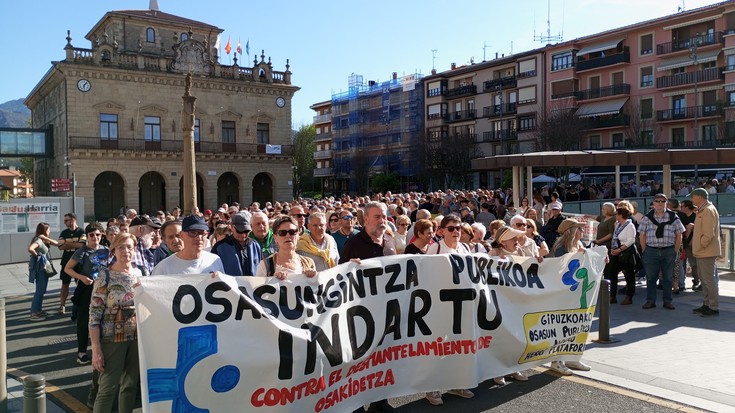 Osasun zerbitzuen «larritasuna» aitortuta, Osasun Saila «hitzetatik ekintzetara» pasa dadila exijitzen dute Irunen