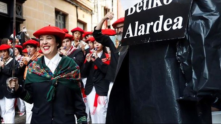 Hondarribiko Alardearen auzia konpontzeko prozesua gelditua dela salatu dute