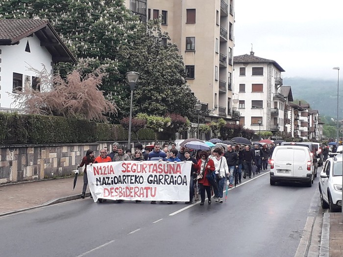 N-121-A errepidean segurtasuna eskatu dute