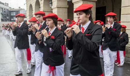 San Miguel konpainia parekidea gizarteratu eta sustengatzeko festa antolatu dute Antzaran plazan
