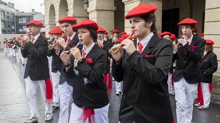 San Miguel konpainia parekidea gizarteratu eta sustengatzeko festa antolatu dute Antzaran plazan