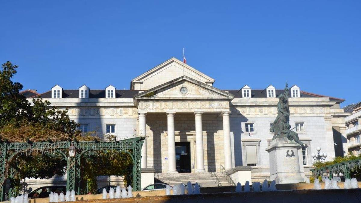 2 hilabeteko alabaren heriotza bortizki eragiteagatik epaitu du Paueko auzitegiak Hendaiako bikote bat