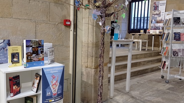 Udazkenean, kulturaren bueltan, Zuloaga Etxean berriz topo egiteko deia luzatu du liburutegiak 