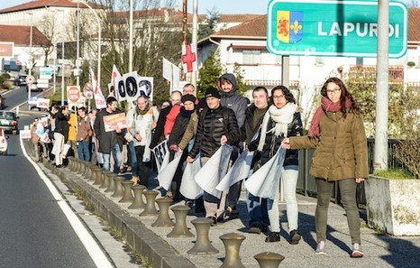 TTIP eta CETA hitzarmenen kontrako protesta Bidasoaren bi aldeetan