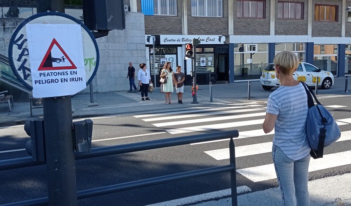 Alkateak "kotxezentrismoa" alboratu eta udalbatzan adostutakoa bete dezala eskatu du Artiako Lagunak taldeak