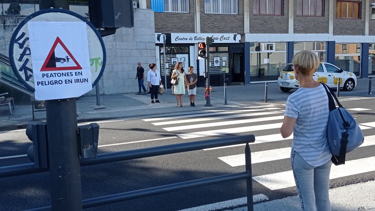 Alkateak "kotxezentrismoa" alboratu eta udalbatzan adostutakoa bete dezala eskatu du Artiako Lagunak taldeak