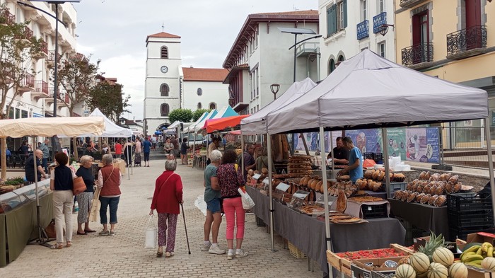 Errepublika plaza arraberritzeko lehen lanak amaituta, bizirik dago berriz ere