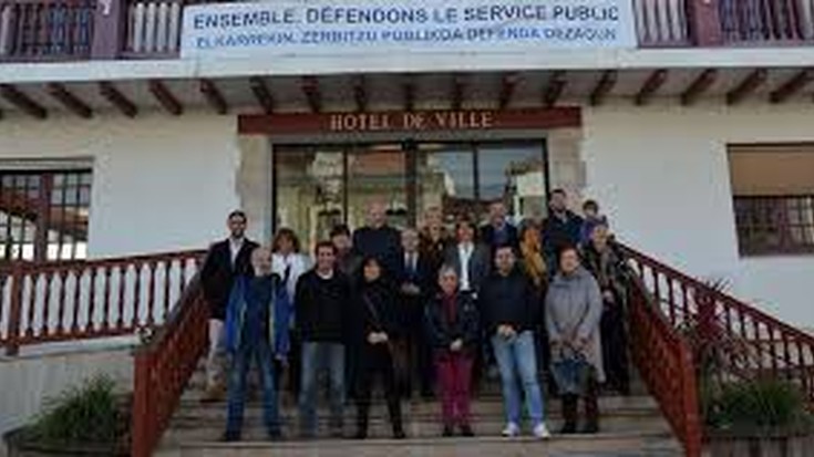 Hendaiako Herritar Kolektiboak (Collectif Citoyen Hendayais) 1.500 izenpedura bildu ditu bi hilabeotan hurbileko zerbitzu publikoen hestearen kontra.