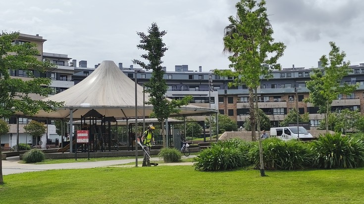 Nagore Laffage parkea atontzeko lanetan, haur-parkea itxiko dute bihar aterpeko pergola garbitzeko