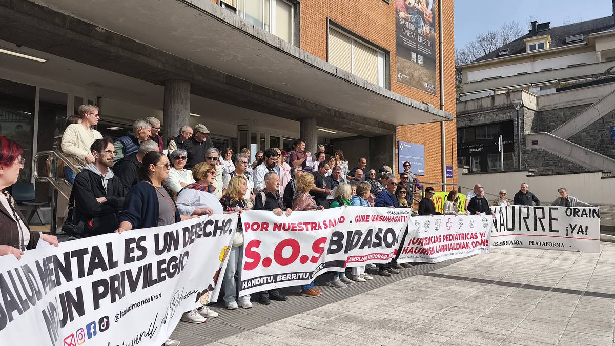 Hasi dira berriz asteazkenetako elkarretaratzeak osasun-etxeen atarietan