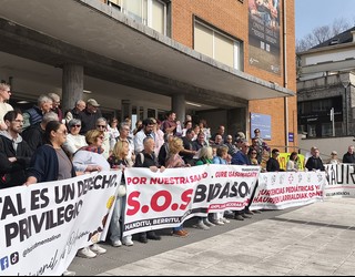 Hasi dira berriz asteazkenetako elkarretaratzeak osasun-etxeen atarietan