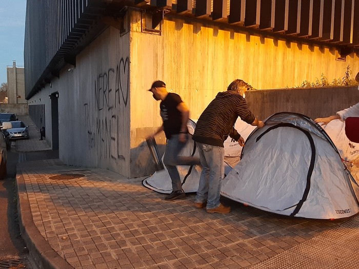 Larunbatean11:30ean elgarretaratzea deitu du Irungo Harrera Sareak migranteek bizi duten egoera salatzeko