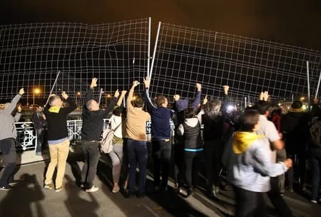 Frantziak mugak ireki arte, migratzaileen eskubideen aldeko olatua handitzen doa