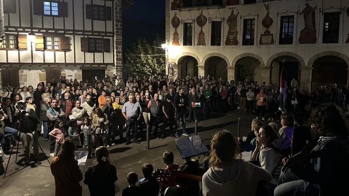 Cientos de personas se dieron cita en Bera en la manifestación celebrada desde la plaza Frantxia Haltzuet a la casa del pueblo. Foto: antxetamedia.eus