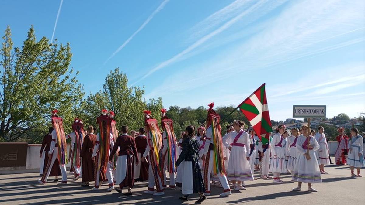 Gipuzkoako hiru euskal dantza talde gonbidatu ditu Akelarrek 'Dantza Karrikan' ospatzeko