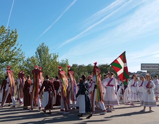 Gipuzkoako hiru euskal dantza talde gonbidatu ditu Akelarrek 'Dantza Karrikan' ospatzeko