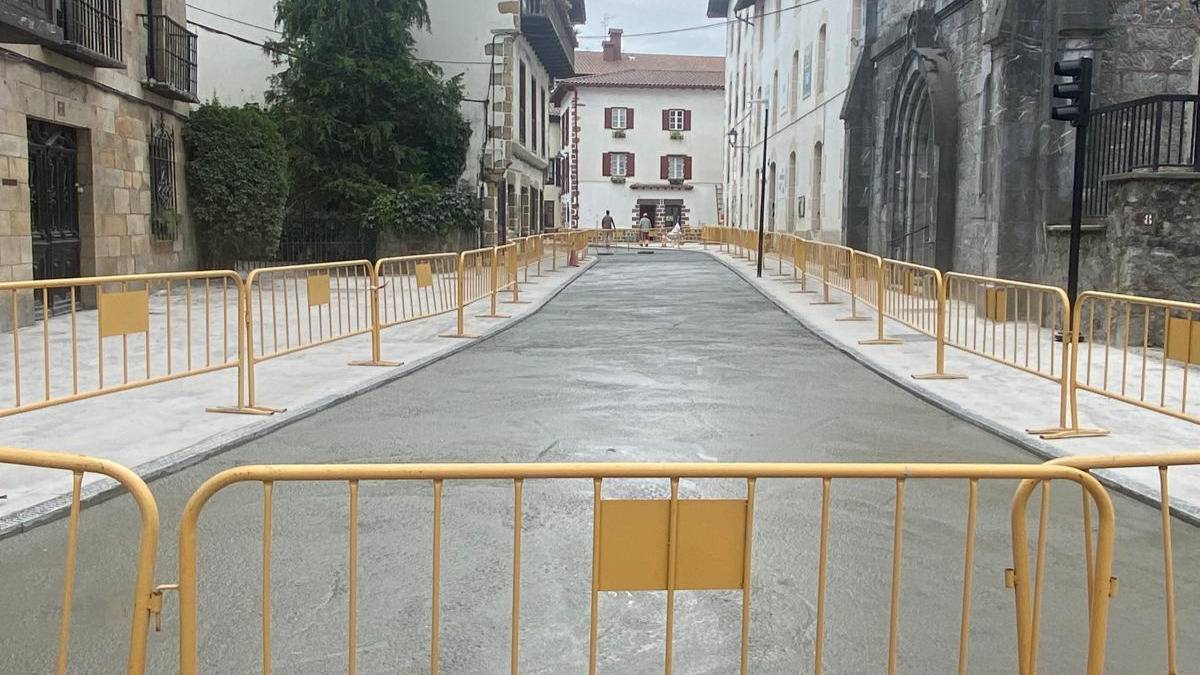 Berako Altzate karrikaren barrenak birmoldatu dituen obra luzearen bederatzigarren hilabetean hasi dira asfaltatze lanak