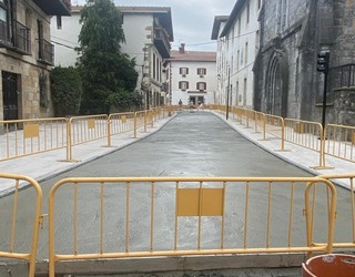 Altzate karrikako asfaltatze lanak hasi dira