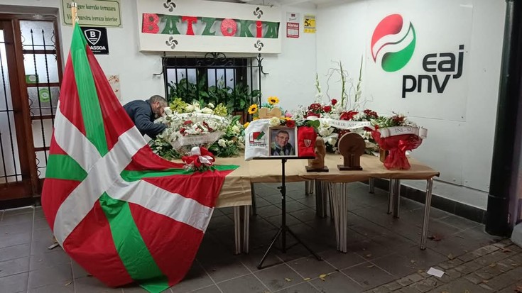 EAJk omenaldi xume batekin eman dio azken agurra Miguel Tovar zinegotzi ohiari