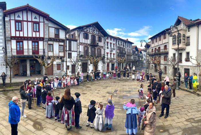 Kopla kantari aritu dira Bortzirietan