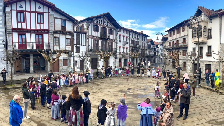 Kopla kantari aritu dira Bortzirietan