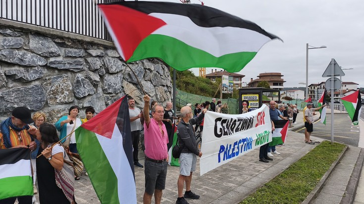 Irungo Kateako bizilagunek hilabete daramate egunero Palestinaren aldeko kazeroladak egiten