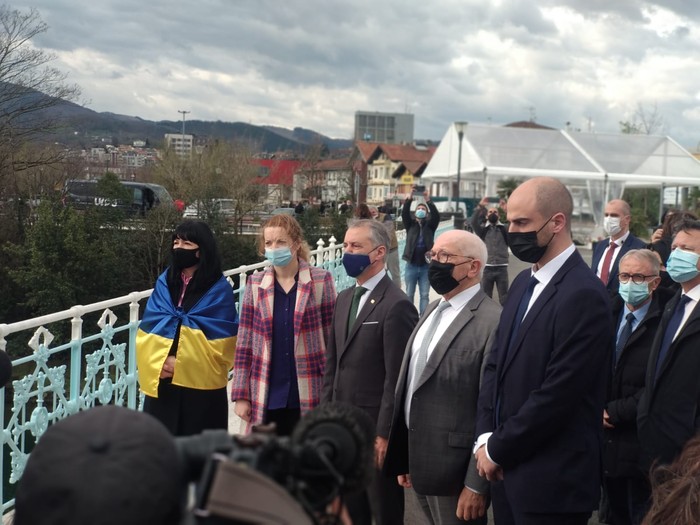 Lore eskaintza bateratua mugaz gaindi, gerla, terrorismo zein migrazioaren biktima ororen omenez