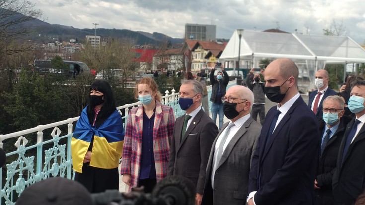 Lore eskaintza bateratua mugaz gaindi, gerla, terrorismo zein migrazioaren biktima ororen omenez