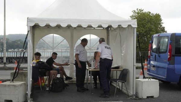 Egunean Irun-Baiona bidaia hirutan egiten zituen migranteen trafikante bat atxilotu dute