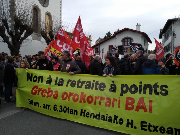 Erretreta sistemaren kontrako mobilizazio goiza izan da gaur Hendaian.