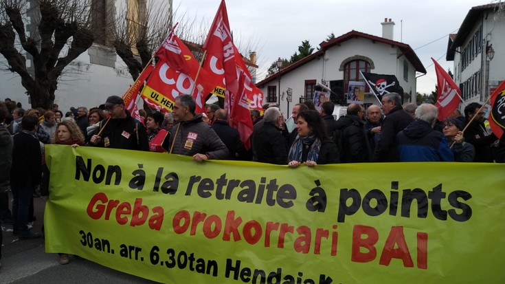 Erretreta sistemaren kontrako mobilizazio goiza izan da gaur Hendaian.