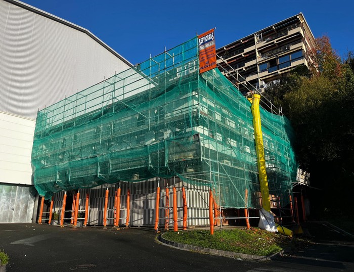 Euskaltegiaren estalkia birgaitzeko lanak hasi dituzte Hondarribian