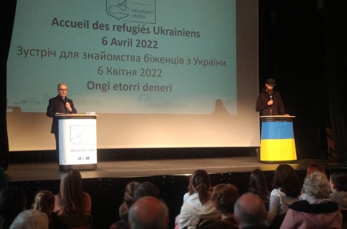 Hendaian biziko diren 16 familia ukrainarrei ongi etorria eman diete herriko etxean
