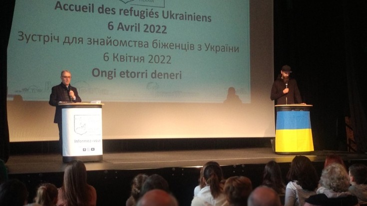 Hendaian biziko diren 16 familia ukrainarrei ongi etorria eman diete herriko etxean