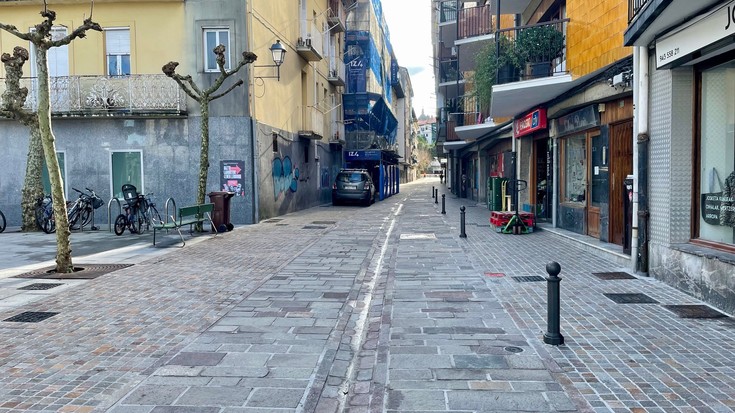Santiago kaleko trafikoa ireki dute, San Pedro kalean bezala oinezkoek lehentasuna dutelarik