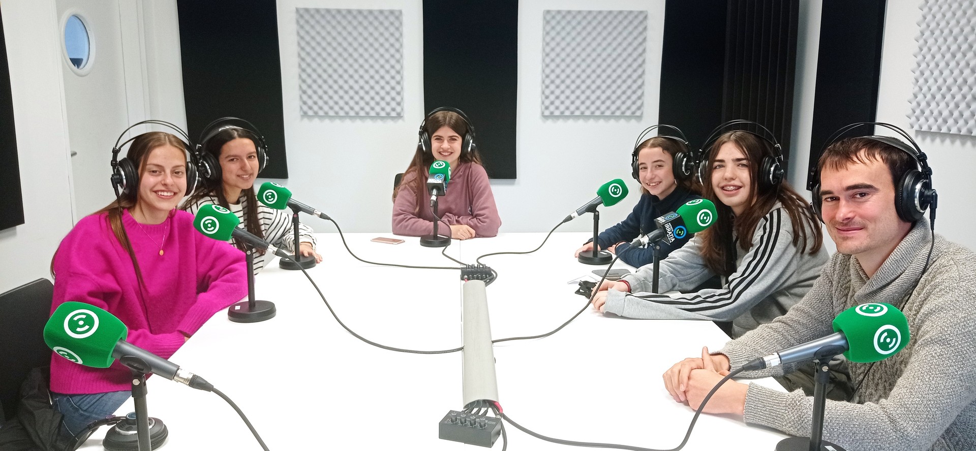 Eusliderrak: «Irunen kalean bezala, ikastetxe barruan ere gehiago entzuten da erdara euskara baino»