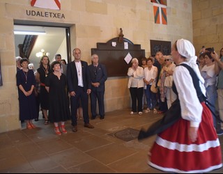Mariaje Berrotaran, Alberto Lasa edo Sorotan Bele, hiriko urrezko intsignia nork jasoko duen hautatu dezakete hondarribitarrek