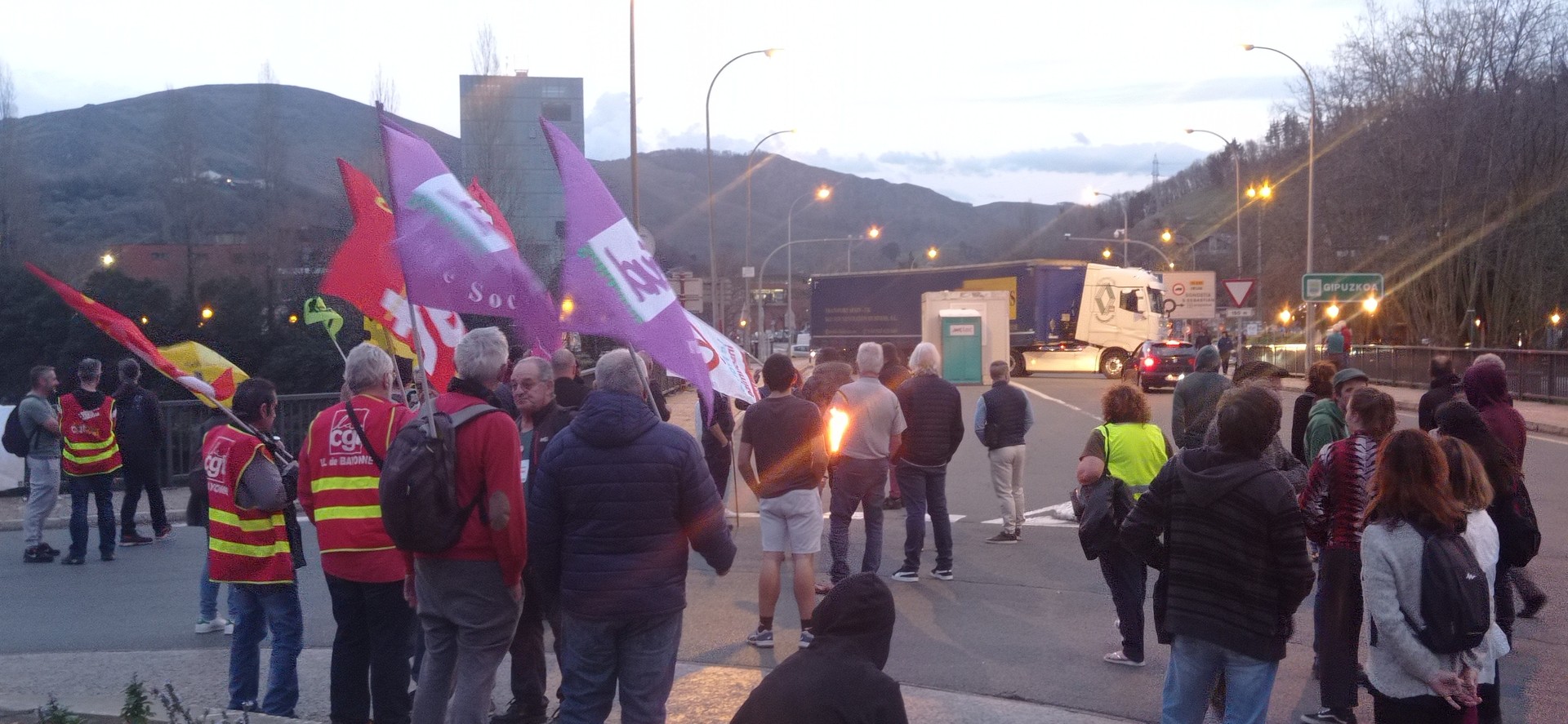 Mobilizazioetan etenik ez... zentsura mozioak Gobernua eta Erretreta Erreforma desegingo ote duen esperoan 