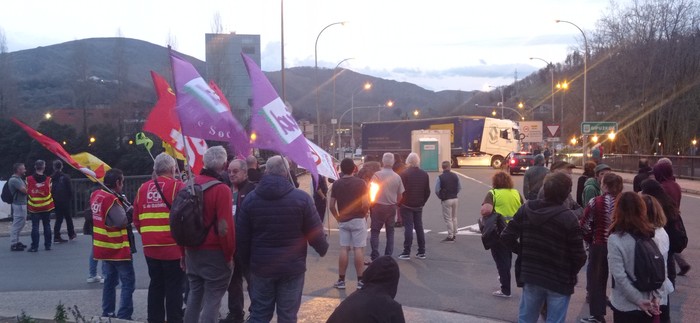 Mobilizazioetan etenik ez... zentsura mozioak Gobernua eta Erretreta Erreforma desegingo ote duen esperoan 