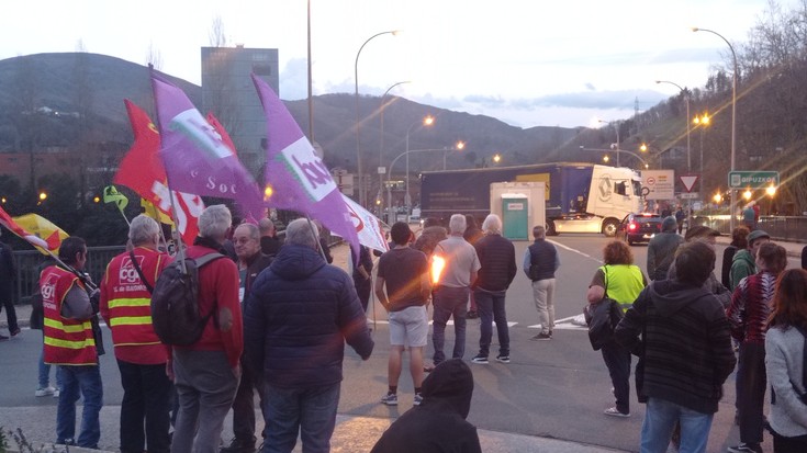 Mobilizazioetan etenik ez... zentsura mozioak Gobernua eta Erretreta Erreforma desegingo ote duen esperoan 