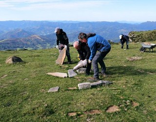 Larhunen harri pilak kentzen ibili dira Beratik eta Saratik joandako hainbat herritar