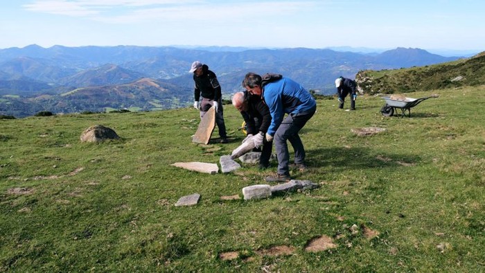 Larhunen harri pilak kentzen ibili dira Beratik eta Saratik joandako hainbat herritar