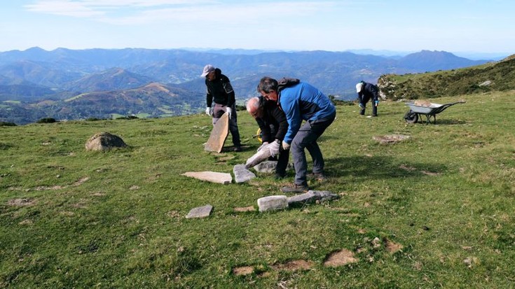 Larhunen harri pilak kentzen ibili dira Beratik eta Saratik joandako hainbat herritar