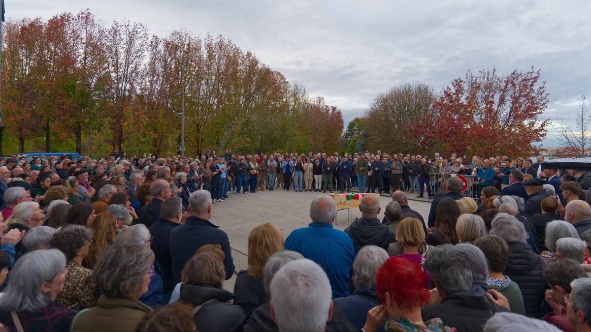 Ehunka lagunek azken agurra eman diote Xabier Manterolari, Hendaiaren eta Euskal Herriaren aldeko militante nekaezinari