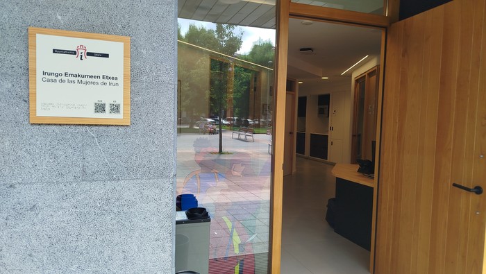 Segurtasun-neurriekin ireki du gaur Irungo Emakumeen Etxeak heriotza-mehatxua jaso ondoren